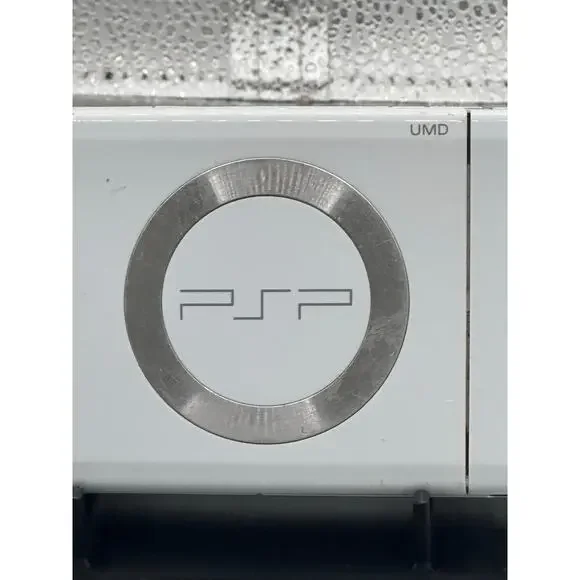 White psp 2000 w/charger & new battery - Picture 2 of 8